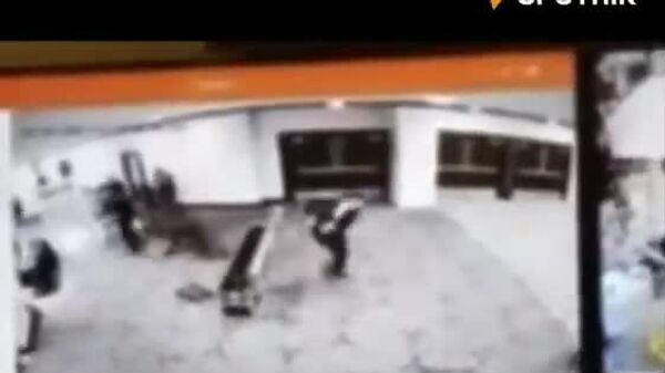 Сурвалжлагчдын оройн зоогийн үеэр халдлага үйлдэхийг завдсан этгээдийг баривчилж буй бичлэг нийтлэгдэв - Sputnik Монгол Улс