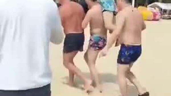 🏊‍♂️ Хайнань мужид живж байсан хүнийг хоёр орос аварч, шилдэг жуулчид гэсэн шагнал хүртжээ - Sputnik Монгол Улс