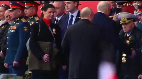 🚨🇷🇺 Ерөнхийлөгч Путин Улаан талбайд хүрэлцэн ирж, ахмад дайчидтай мэндчиллээ - Sputnik Монгол Улс