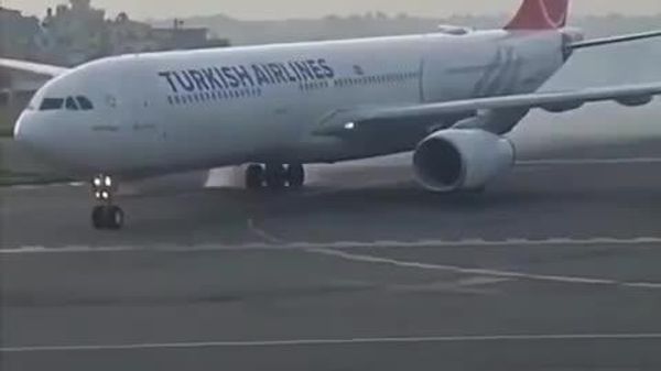 🚨🇹🇷 Туркийн агаарын тээврийн онгоцны буух төхөөрөмж Катманду нисэх онгоцны буудалд газардах үед шатжээ - Sputnik Монгол Улс