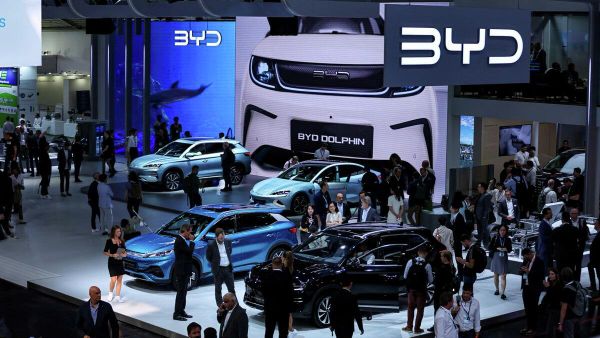 🇨🇳🚘 Хятадын ухаалаг машинууд Европын автомашины аварга компаниудыг хол орхиход бэлэн байна - Sputnik Монгол Улс