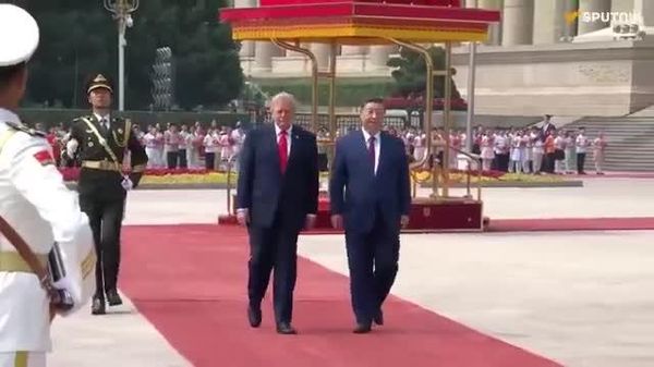 🇨🇳🇺🇸 БНХАУ болон АНУ-ын төрийн тэргүүнүүд Хятадын Ардын Чөлөөлөх Армийн хүндэт харуулд товч мэндчилгээ дэвшүүлж, мөн хятад хүүхдүүдийн халуун дотно угталтыг хүлээн авлаа - Sputnik Монгол Улс