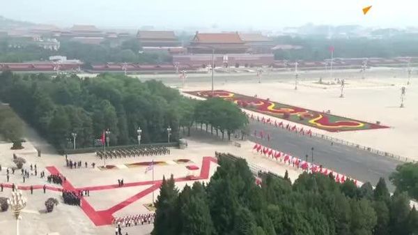 🇨🇳🇺🇸 Хятадын дарга Ши Жиньпин Ардын Их Хурлын танхимын зүүн талын үүдний өмнөх талбайд АНУ-ын Ерөнхийлөгч Дональд Трампыг угтан авах ёслолыг зохион байгуулав - Sputnik Монгол Улс