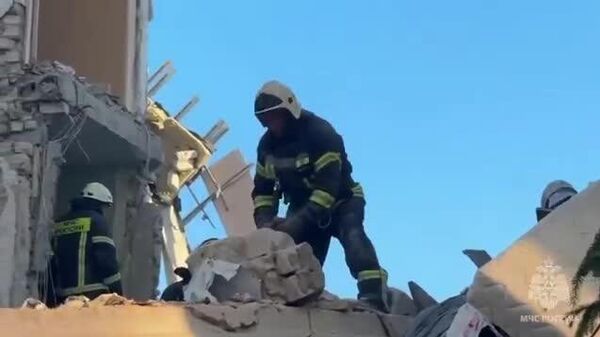 🚨 Украины агаарын цохилтод өртөж сүйдсэн Старобильск хотын дотуур байрны нуранги дороос гурван хүнийг гаргажээ - Sputnik Монгол Улс