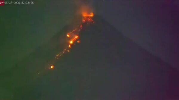 🌋 Филиппиний Майон галт уул дэлбэрч байх үед тэнгэрт ногоон галт бөмбөлөг /солир/ нисч өнгөрсөн гайхалтай үзэгдэл болжээ - Sputnik Монгол Улс