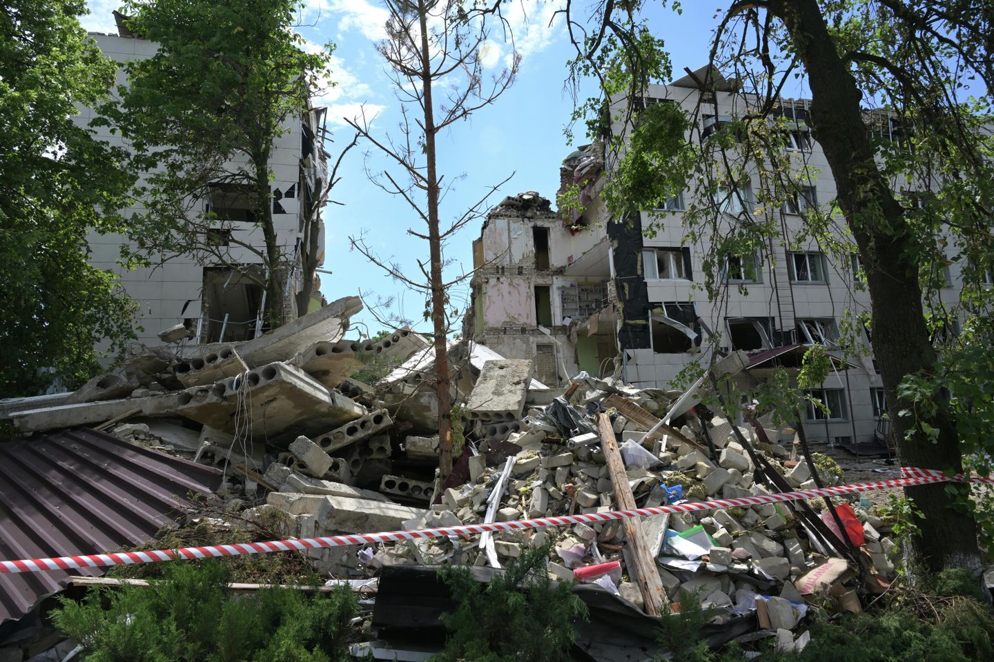 Foreign Journalists Come Face to Face With Starobelsk Tragedy Foreign Journalists Come Face to Face With Starobelsk Tragedy - Sputnik Монгол Улс