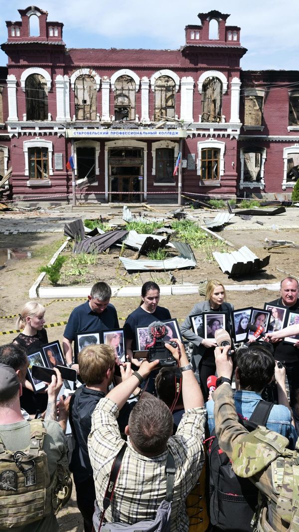 Foreign Journalists Come Face to Face With Starobelsk Tragedy Foreign Journalists Come Face to Face With Starobelsk Tragedy - Sputnik Монгол Улс