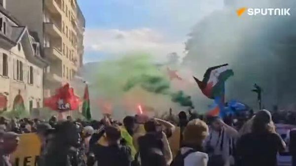📹 Женевт G7-ийн дээд хэмжээний уулзалтыг эсэргүүцсэн жагсаал хүчирхийлэл болж хувирчээ 📹 Женевт G7-ийн дээд хэмжээний уулзалтыг эсэргүүцсэн жагсаал хүчирхийлэл болж хувирчээ - Sputnik Монгол Улс