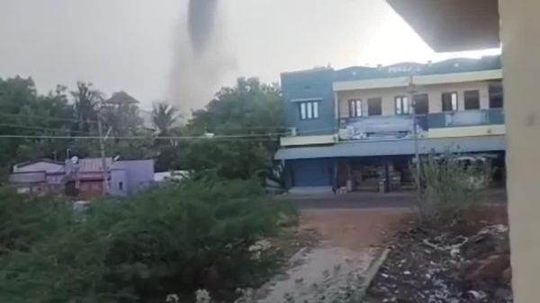 🌪🇮🇳 Энэтхэгийн өмнөд хэсэгт ховор тохиолддог хар салхи шиг юүлүүр үүл ажиглагджээ - Sputnik Монгол Улс