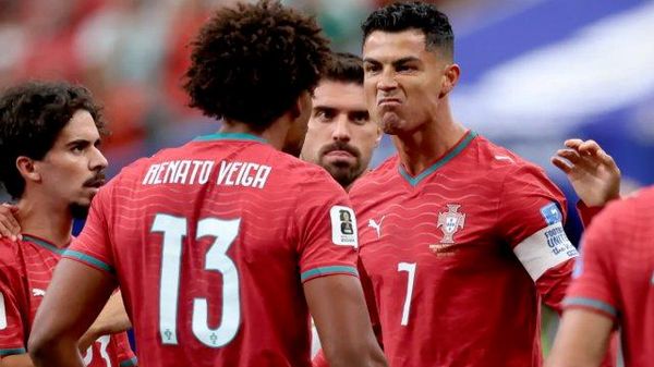 🇵🇹 Португалын шигшээ багийн ахлагч Криштиану Роналду Узбекистаны багийг 5:0-ээр хожсон тоглолтод хоёр гоол оруулснаар ДАШТ-ий зургаан өөр улиралд гоол оруулсан анхны хөлбөмбөгчин болжээ - Sputnik Монгол Улс