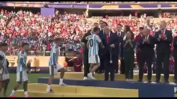 АНУ-ын Ерөнхийлөгч Дональд Трамп хөлбөмбөгийн ДАШТ-ий шувтаргын тоглолтын дараа Лионель Мессид мөнгөн медаль гардуулах үедээ түүнд хандан үг хэлж буй бичлэг цахим орчинд тархаад байна АНУ-ын Ерөнхийлөгч Дональд Трамп хөлбөмбөгийн ДАШТ-ий шувтаргын тоглолтын дараа Лионель Мессид мөнгөн медаль гардуулах үедээ түүнд хандан үг хэлж буй бичлэг цахим орчинд тархаад байна - Sputnik Монгол Улс