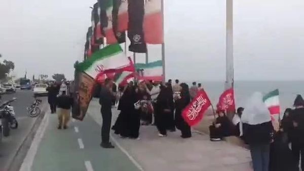 🇮🇷 🤝 Иранчууд Хормозган мужийн Бендер Аббас хотод төрийн далбаагаа мандуулж, 5 км урт хүний гинж байгуулж, үндэсний эв нэгдэл, эх орноо хамгаалах хүсэл зоригоо илэрхийлжээ - Sputnik Монгол Улс