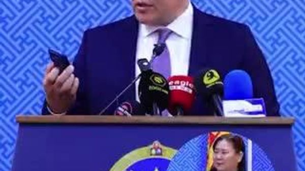 ☎️ Утсаа унтраахдаа дардаг товчин дээр дарахаар SOS гээд бичиг нарч ирдэг бөгөөд сүлжээгүй, нэгжгүй, датагүй байсан ч 101, 102, 103 -т дуудлага өгөх боломжтой болжээ - Sputnik Монгол Улс