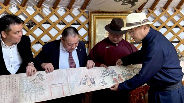 📜 Хубилай хааны үеийн түүхэн сурвалжийн хуулбарыг Хархорум музейн сан хөмхөгт хүлээлгэн өглөө - Sputnik Монгол Улс