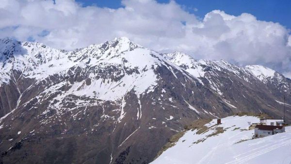 🏔️ОХУ-ын Эльбрус ууланд авирч явсан Боснийн уулчдын бүлэг 5100 метрийн өндөрт гацаж, өөрсдөө бууж чадахгүй болсон тул аврагчдаас тусламж хүсжээ - Sputnik Монгол Улс