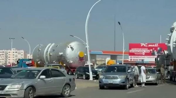 Газрын тос боловсруулах үйлдвэрийн техник, тоног төхөөрөмж, байгууламжуудыг төслийн талбайд угсрах ажил эрчимтэй үргэлжилж байна Газрын тос боловсруулах үйлдвэрийн техник, тоног төхөөрөмж, байгууламжуудыг төслийн талбайд угсрах ажил эрчимтэй үргэлжилж байна - Sputnik Монгол Улс
