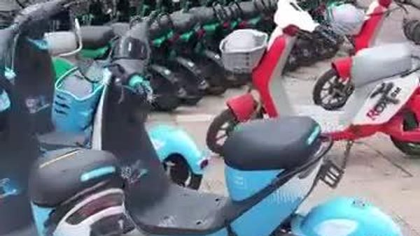 УИХ-ын хаврын ээлжит чуулганаар Замын хөдөлгөөний аюулгүй байдлын тухай хуульд нэмэлт, өөрчлөлт оруулах тухай хуулийг баталсантай холбогдуулан 8 сарын 1-нээс эхлэн мопед, суррон, цахилгаан скүүтер зэрэг тээврийн хэрэгслийн замын хөдөлгөөнд оролцохыг түр хугацаагаар хязгаарлаад - Sputnik Монгол Улс