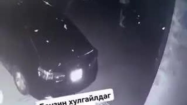 ⛽ Иргэний бичлэг: Зогсоол дээрх автомашинуудаас шатахуун хулгайлж буй үйлдэл камерт бичигджээ - Sputnik Монгол Улс