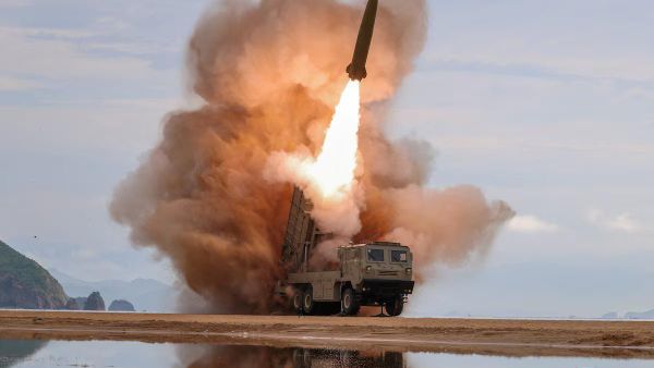 🇰🇵🚀 Өмнөд Солонгосын цэргийн мэдээлснээр, Хойд Солонгос Лхагва гарагийн өглөө Вонсан орчмоос Япон тэнгисийн чиглэлд 700 гаруй км ниссэн баллистик пуужин харважээ - Sputnik Монгол Улс