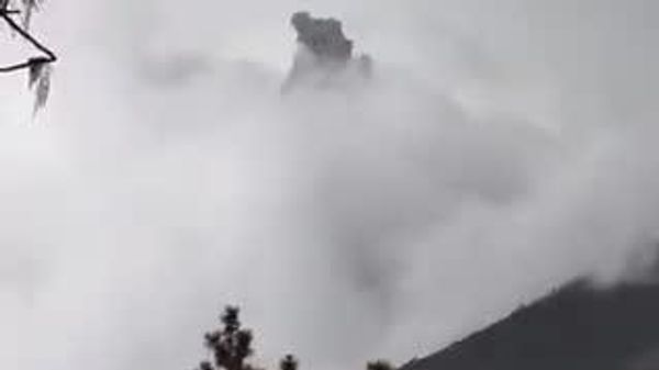 🇬🇹🌋 Гватемалын идэвхтэй Фуэго галт уулын дэлбэрэлт үргэлжилж байх үеэр тогооны ойролцоо аянга бууж, оргилоос улайссан халуун материал цацагдсан байна - Sputnik Монгол Улс