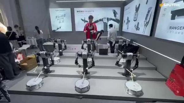 AgileX Robotics компанийн бөмбөрчин роботууд Бээжинд болж буй 2026 оны Дэлхийн роботын үзэсгэлэнд үзүүлбэр үзүүлжээ - Sputnik Монгол Улс