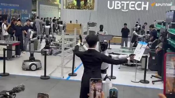 🤖🩰 Бээжинд болж буй 2026 оны Дэлхийн роботын үзэсгэлэнгийн үеэр UBtech компанийн робот-балерина хүнтэй хослон бүжиглэжээ - Sputnik Монгол Улс