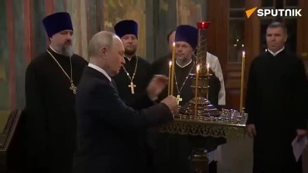🇷🇺 Владимир Путин Москвагийн Кремлийн Архангелийн сүмд зочилжээ - Sputnik Монгол Улс