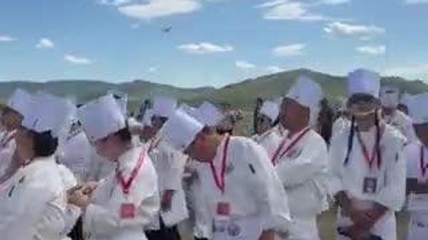🇲🇳 333 тогооч, 1000 тогооны хорхог хийж, “Гиннесийн амжилт”-д бүртгүүлэх үйл ажиллагаагаа эхлүүллээ - Sputnik Монгол Улс