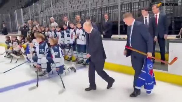 🏒🇷🇺 Путин мөсөн талбайд гарч, “Торпедо” болон “Радий” багийн хоккейчидтэй хамт зургаа авахууллаа - Sputnik Монгол Улс
