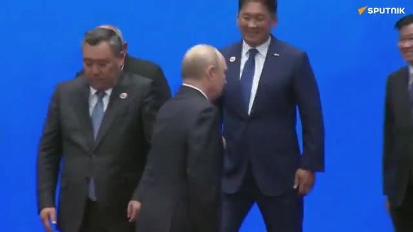 🇷🇺 Владимир Путин ШХАБ-ын “ШХАБ плюс” уулзалтад хүрэлцэн ирсэн улс орнуудын төр, засгийн тэргүүн нарыг хүлээн авч мэндчиллээ - Sputnik Монгол Улс