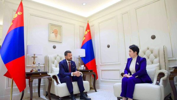 🇲🇳 🇷🇺 Монгол Улсын Ерөнхийлөгч Ухнаагийн Хүрэлсүхийн урилгаар Монтенегро Улсын Ерөнхийлөгч Яков Милатович, гэргий Милена Милатовичийн хамт төрийн айлчлал хийхээр хүрэлцэн ирлээ - Sputnik Монгол Улс
