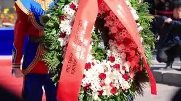 🇲🇳🕯️ Хэлмэгдэгсдийн дурсгалыг хүндэтгэж, цэцэг өргөлөө - Sputnik Монгол Улс