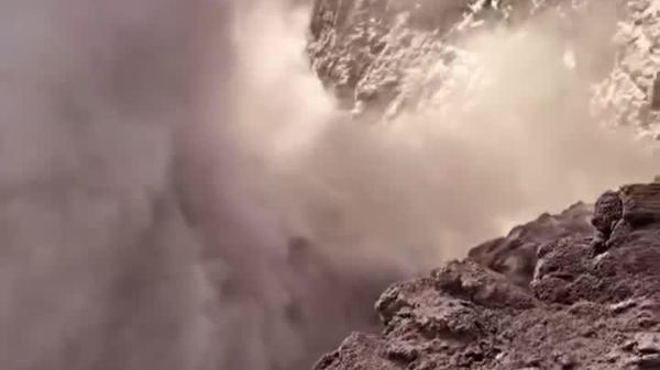 🌋🇮🇹 Этна галт уулын үнсэн үүл Катаниагийн нисэх буудлын үйл ажиллагааг саатуулжээ - Sputnik Монгол Улс