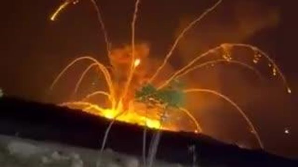 💥 📍 Алеппогийн ойролцоох сум, зэвсгийн агуулахад хүчтэй дэлбэрэлт болжээ - Sputnik Монгол Улс
