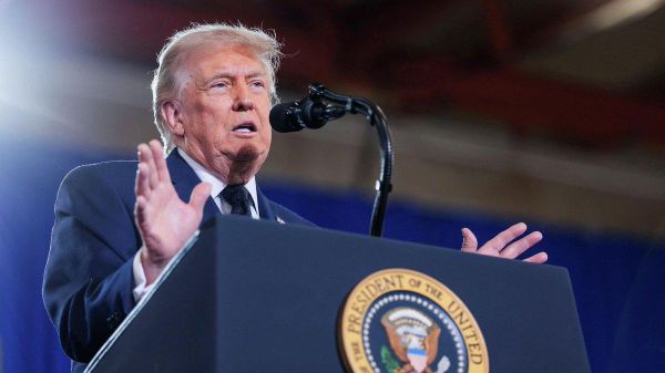 Трамп хэвлэлүүдийг шүүмжилж, Цагаан ордны сурвалжлах эрхийг сэргээсэн шүүхийн шийдвэрт хариу өгчээ - Sputnik Монгол Улс