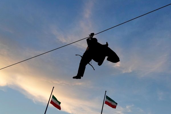 Сайн дурынхан Тегеран хотын Имам Хуссейний талбайд байгуулсан хуаранд цэргийн бэлтгэлийн сургалтын үеэр зип шугамаар гулсаж байна, Иран, 2026 оны 10 дугаар сарын 4-ний Ням гараг. (AP Photo/Vahid Salemi) Сайн дурынхан Тегеран хотын Имам Хуссейний талбайд байгуулсан хуаранд цэргийн бэлтгэлийн сургалтын үеэр зип шугамаар гулсаж байна, Иран, 2026 оны 10 дугаар сарын 4-ний Ням гараг. (AP Photo/Vahid Salemi) - Sputnik Монгол Улс