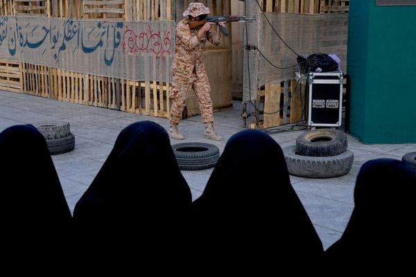 Ираны Хувьсгалын хамгаалалтын корпусын гишүүн сайн дурынханд Калашниковын загварын довтолгооны винтовыг хэрхэн ашиглахыг үзүүлж байна. Тэд Иран улсын Тегеран хотын Имам Хуссейний талбайд байгуулсан хуаранд цэргийн бэлтгэлийн сургалтад хамрагдаж байх үеийн дүр зураг, 2026 оны 10 дугаар сарын 4-ний Ням гараг. (AP Photo/Vahid Salemi) Ираны Хувьсгалын хамгаалалтын корпусын гишүүн сайн дурынханд Калашниковын загварын довтолгооны винтовыг хэрхэн ашиглахыг үзүүлж байна. Тэд Иран улсын Тегеран хотын Имам Хуссейний талбайд байгуулсан хуаранд цэргийн бэлтгэлийн сургалтад хамрагдаж байх үеийн дүр зураг, 2026 оны 10 дугаар сарын 4-ний Ням гараг. (AP Photo/Vahid Salemi) - Sputnik Монгол Улс