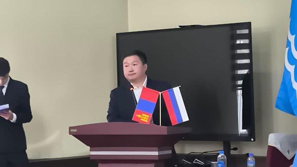 Монголын Залуучуудын холбооны ерөнхийлөгч чуулга уулзалтыг нээж үг хэлж байна - Sputnik Монгол Улс