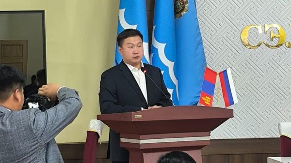 Монголын Залуучуудын холбооны ерөнхийлөгч чуулга уулзалтыг нээж үг хэлж байна - Sputnik Монгол Улс