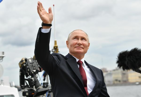 2021 оны 7 дугаар сарын 25. ОХУ-ын Ерөнхийлөгч, Дээд ерөнхий командлагч Владимир Путин ОХУ-ын Тэнгисийн цэргийн флотын өдрийг тохиолдуулан зохион байгуулсан Гол цэргийн тэнгисийн парадын дараа. 2021 оны 7 дугаар сарын 25. ОХУ-ын Ерөнхийлөгч, Дээд ерөнхий командлагч Владимир Путин ОХУ-ын Тэнгисийн цэргийн флотын өдрийг тохиолдуулан зохион байгуулсан Гол цэргийн тэнгисийн парадын дараа. - Sputnik Монгол Улс