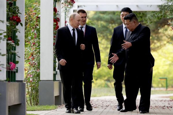 2024 оны 6 дугаар сарын 19. ОХУ-ын Ерөнхийлөгч Владимир Путин болон Бүгд Найрамдах Ардчилсан Солонгос Ард Улсын төрийн хэргийн дарга Ким Жон Ун (баруун талд) Пхеньян хотод уулзах үеэрээ. 2024 оны 6 дугаар сарын 19. ОХУ-ын Ерөнхийлөгч Владимир Путин болон Бүгд Найрамдах Ардчилсан Солонгос Ард Улсын төрийн хэргийн дарга Ким Жон Ун (баруун талд) Пхеньян хотод уулзах үеэрээ. - Sputnik Монгол Улс