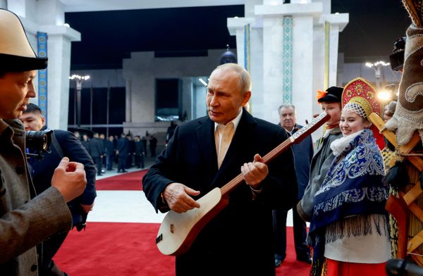 2025 оны 11 дүгээр сарын 26. ОХУ-ын Ерөнхийлөгч Владимир Путин ХАБЭА-д оролцогч улс орнуудын төрийн тэргүүнүүдэд зориулан "Ала-Арча" улсын ордны нутаг дэвсгэрт зохион байгуулсан товч соёлын хөтөлбөрийн үеэр. 2025 оны 11 дүгээр сарын 26. ОХУ-ын Ерөнхийлөгч Владимир Путин ХАБЭА-д оролцогч улс орнуудын төрийн тэргүүнүүдэд зориулан "Ала-Арча" улсын ордны нутаг дэвсгэрт зохион байгуулсан товч соёлын хөтөлбөрийн үеэр. - Sputnik Монгол Улс