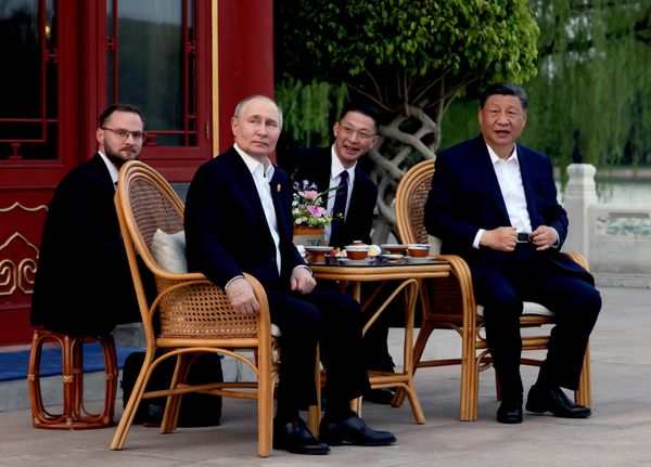 2024 оны 5 дугаар сарын 16. ОХУ-ын Ерөнхийлөгч Владимир Путин болон БНХАУ-ын дарга Ши Жиньпин нар "Жуннаньхай" засгийн газрын ордонд албан бус уулзалт хийх үеэрээ. 2024 оны 5 дугаар сарын 16. ОХУ-ын Ерөнхийлөгч Владимир Путин болон БНХАУ-ын дарга Ши Жиньпин нар "Жуннаньхай" засгийн газрын ордонд албан бус уулзалт хийх үеэрээ. - Sputnik Монгол Улс