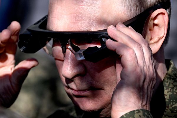 2025 оны 9 дүгээр сарын 16. ОХУ-ын Ерөнхийлөгч Владимир Путин Нижний Новгород мужид зэвсэг, цэргийн болон тусгай техникийг үзэж байхдаа "Стрекоза" дулааны дүрсний нүдний шилийг өмсөж үзэв. Уг нүдний шил нь цахилгаан томруулагчаар тоноглогдсон бөгөөд 1 километр хүртэлх зайг харах боломжтой. 2025 оны 9 дүгээр сарын 16. ОХУ-ын Ерөнхийлөгч Владимир Путин Нижний Новгород мужид зэвсэг, цэргийн болон тусгай техникийг үзэж байхдаа "Стрекоза" дулааны дүрсний нүдний шилийг өмсөж үзэв. Уг нүдний шил нь цахилгаан томруулагчаар тоноглогдсон бөгөөд 1 километр хүртэлх зайг харах боломжтой. - Sputnik Монгол Улс