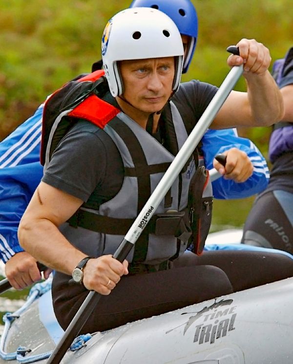 ОХУ-ын Ерөнхийлөгч Владимир Путин Алтайн хязгаарт богино хугацааны амралтын үеэр Чарыш уулын голоор хоёр цаг рафтаар сэлэв. ОХУ-ын Ерөнхийлөгч Владимир Путин Алтайн хязгаарт богино хугацааны амралтын үеэр Чарыш уулын голоор хоёр цаг рафтаар сэлэв. - Sputnik Монгол Улс