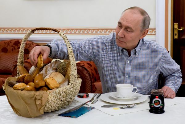 2025 оны 12 дугаар сарын 20. ОХУ-ын Ерөнхийлөгч Владимир Путин Москва мужийн "Машенька" нарийн боовны газраас бэлэн боов хүлээн авав. Тус газрын эзэн Денис Максимов 12 дугаар сарын 19-нд "Итогов года" нэвтрүүлгийн шууд дамжуулалтын үеэр төрийн тэргүүнд хандан хүсэлт тавьсан юм. 2025 оны 12 дугаар сарын 20. ОХУ-ын Ерөнхийлөгч Владимир Путин Москва мужийн "Машенька" нарийн боовны газраас бэлэн боов хүлээн авав. Тус газрын эзэн Денис Максимов 12 дугаар сарын 19-нд "Итогов года" нэвтрүүлгийн шууд дамжуулалтын үеэр төрийн тэргүүнд хандан хүсэлт тавьсан юм. - Sputnik Монгол Улс