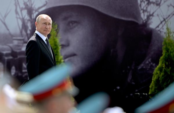 2020 оны 6 дугаар сарын 30. ОХУ-ын Ерөнхийлөгч Владимир Путин Зөвлөлтийн цэргийн Ржев оршуулгын хөшөөг нээх ёслолын үеэрээ. 2020 оны 6 дугаар сарын 30. ОХУ-ын Ерөнхийлөгч Владимир Путин Зөвлөлтийн цэргийн Ржев оршуулгын хөшөөг нээх ёслолын үеэрээ. - Sputnik Монгол Улс