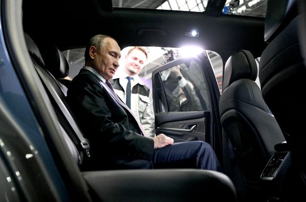 2026 оны 8 дугаар сарын 28. ОХУ-ын Ерөнхийлөгч Владимир Путин Нижний Новгородын автомашины кластерыг үзэж байх үеэрээ. 2026 оны 8 дугаар сарын 28. ОХУ-ын Ерөнхийлөгч Владимир Путин Нижний Новгородын автомашины кластерыг үзэж байх үеэрээ. - Sputnik Монгол Улс