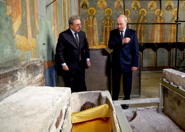 2026 оны 8 дугаар сарын 20. ОХУ-ын Ерөнхийлөгч Владимир Путин Москвагийн Кремлийн Архангай сүмд дайчин гэгээн ханхүү Дмитрий Донскойн дурсгалын саркофагийн дэргэд. 2026 оны 8 дугаар сарын 20. ОХУ-ын Ерөнхийлөгч Владимир Путин Москвагийн Кремлийн Архангай сүмд дайчин гэгээн ханхүү Дмитрий Донскойн дурсгалын саркофагийн дэргэд. - Sputnik Монгол Улс