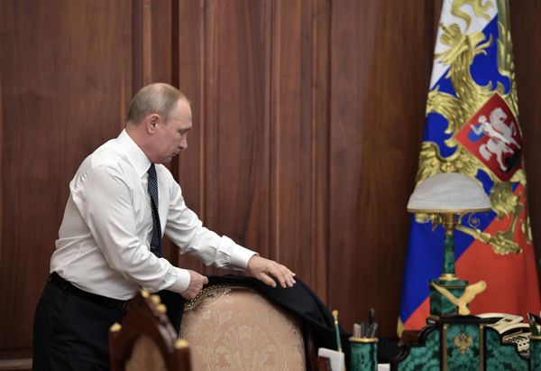 2018 оны 5 дугаар сарын 7. ОХУ-ын сонгогдсон Ерөнхийлөгч Владимир Путин Кремльд тангараг өргөх ёслолын өмнө ажлын кабинетдоо. 2018 оны 5 дугаар сарын 7. ОХУ-ын сонгогдсон Ерөнхийлөгч Владимир Путин Кремльд тангараг өргөх ёслолын өмнө ажлын кабинетдоо. - Sputnik Монгол Улс